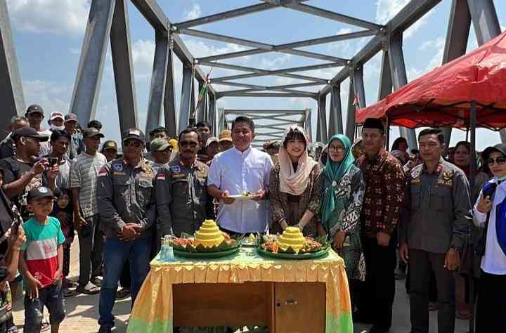Bersama ribuan warga Banyuasin dan OKI, Herman Deru menggelar syukuran atas selesai dibangunnya jembatan penghubung dua daerah tersebut, Selasa (30/7/2024). Foto: IST