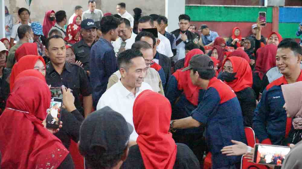 Sekda Palembang, Ratu Dewa saat hadir di Jalan Sukarela Jalan Batujajar Kelurahan Sukajaya Kecamatan Sukarami bersama Komisi Kesetaraan Perempuan Indonesia (K2PI) Provinsi Sumatera Selatan, Rabu (3/7/2024). Foto: Kominfo Palembang.