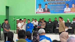 Sekda Palembang, Ratu Dewa saat bersama Ketua RT dan RW di aula Kecamatan Kertapati, Sabtu (20/7/2024). Foto: Kominfo Palembang.