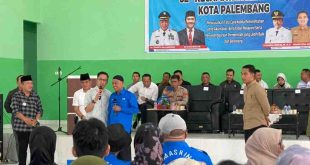 Sekda Palembang, Ratu Dewa saat bersama Ketua RT dan RW di aula Kecamatan Kertapati, Sabtu (20/7/2024). Foto: Kominfo Palembang.