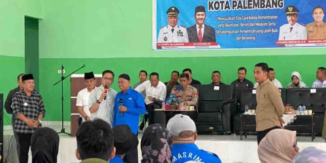 Sekda Palembang, Ratu Dewa saat bersama Ketua RT dan RW di aula Kecamatan Kertapati, Sabtu (20/7/2024). Foto: Kominfo Palembang.