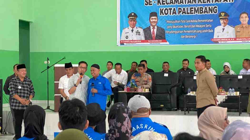 Sekda Palembang, Ratu Dewa saat bersama Ketua RT dan RW di aula Kecamatan Kertapati, Sabtu (20/7/2024). Foto: Kominfo Palembang.