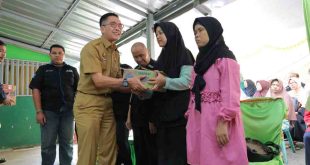 Sekda Palembang, Ratu Dewa memberikan bantuan kepada keluarga penyandang tuna netra Palembang, Selasa (2/7/2024). Foto: Sumselheadline/Pitria.