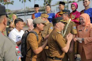Ratu Dewa saat mendapat ucapan perpisahan dari ratusan ASN di lingkungan Pemkot Palembang, Senin (29/7/2024). Foto: Kominfo Palembang.
