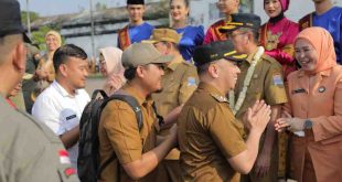 Ratu Dewa saat mendapat ucapan perpisahan dari ratusan ASN di lingkungan Pemkot Palembang, Senin (29/7/2024). Foto: Kominfo Palembang.