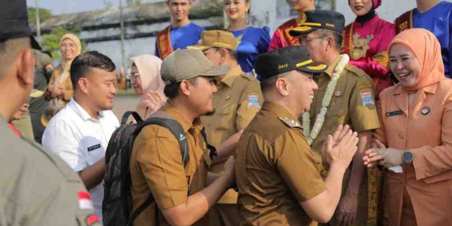 Ratu Dewa saat mendapat ucapan perpisahan dari ratusan ASN di lingkungan Pemkot Palembang, Senin (29/7/2024). Foto: Kominfo Palembang.