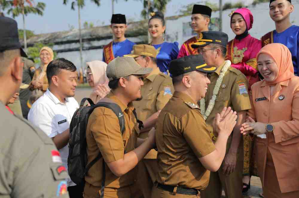 Ratu Dewa saat mendapat ucapan perpisahan dari ratusan ASN di lingkungan Pemkot Palembang, Senin (29/7/2024). Foto: Kominfo Palembang.