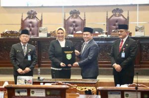 Ketua DPRD Sumsel, Dr Hj Anita Noeringhati, MH bersama Pj Gubernur Sumsel, Elen Setiadi usai menandatangani kesepakatan bersama tentang Raperda Pertanggungjawaban Pelaksanaan APBD Sumsel TA 2023 menjadi Perda, Rabu (3/7/2024). Foto: Humas Pemprov Sumsel.