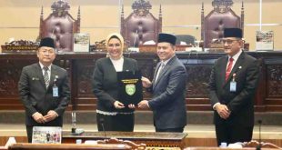 Ketua DPRD Sumsel, Dr Hj Anita Noeringhati, MH bersama Pj Gubernur Sumsel, Elen Setiadi usai menandatangani kesepakatan bersama tentang Raperda Pertanggungjawaban Pelaksanaan APBD Sumsel TA 2023 menjadi Perda, Rabu (3/7/2024). Foto: Humas Pemprov Sumsel.