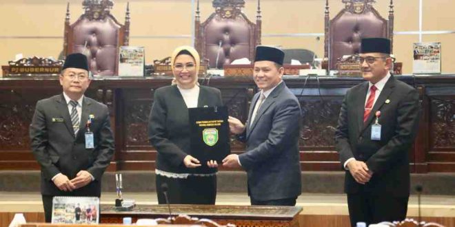Ketua DPRD Sumsel, Dr Hj Anita Noeringhati, MH bersama Pj Gubernur Sumsel, Elen Setiadi usai menandatangani kesepakatan bersama tentang Raperda Pertanggungjawaban Pelaksanaan APBD Sumsel TA 2023 menjadi Perda, Rabu (3/7/2024). Foto: Humas Pemprov Sumsel.