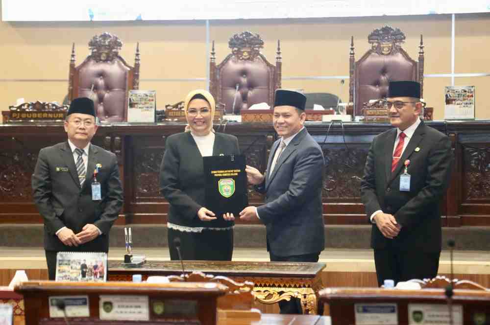 Ketua DPRD Sumsel, Dr Hj Anita Noeringhati, MH bersama Pj Gubernur Sumsel, Elen Setiadi usai menandatangani kesepakatan bersama tentang Raperda Pertanggungjawaban Pelaksanaan APBD Sumsel TA 2023 menjadi Perda, Rabu (3/7/2024). Foto: Humas Pemprov Sumsel.
