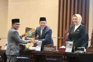 Antoni Yuzar, juru bicara Banggar DPRD Sumsel, menyerahkan berkas sikap DPRD terhadap Raperda LPJ APBD Sumsel TA 2023 kepada Pj Gubernur Sumsell, Elen Setaiadi, Rabu (3/7/2024). Foto: Humas Pemprov Sumsel.