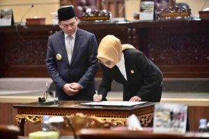 Ketua DPRD Sumsel, Dr Hj Anita Noeringhati, MH menandatangani kesepakatan Raperda LPJ APBD TA 2023 pada parpurna DPRD Sumsel, Rabu (3/7/2024). Foto:Humas Pemprov Sumsel.