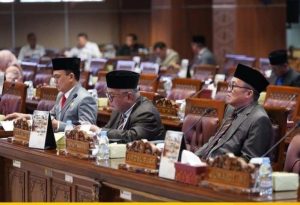 Para anggota DPRD Sumsel yang mengikuti paripurna pengesahan dan persetujuan Raperda LPJ APBD Sumsel TA 2023, Rabu (3/7/2024). Foto: Humas Pemprov Sumsel.