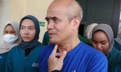 Dokter Indra, bagian forensik RS Bhayangkara Mohc Hasan yang melakukan otopsi atas tewasnya seorang napi di Lapas Merah Matah, Palembang, Kamis (18/7/2024). Foto: Dok Polisi.