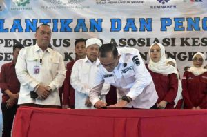 Pj Sekda Sumatera Selatan, Drs H Edward Candra menghadiri  pengukuhan DPD Asosiasi Keselamatan-Kesehatan Kerja dan Lingkungan (AK3L) Provinsi Sumsel, bertempat di Hotel Amaris Palembang, Rabu (24/7/2024). Foto: Humas Pemprov Sumsel.