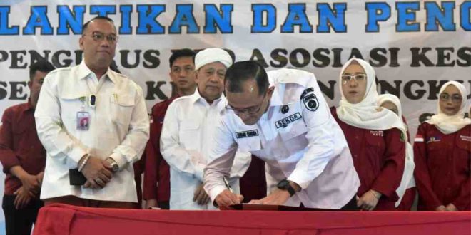 Pj Sekda Sumatera Selatan, Drs H Edward Candra menghadiri  pengukuhan DPD Asosiasi Keselamatan-Kesehatan Kerja dan Lingkungan (AK3L) Provinsi Sumsel, bertempat di Hotel Amaris Palembang, Rabu (24/7/2024). Foto: Humas Pemprov Sumsel.