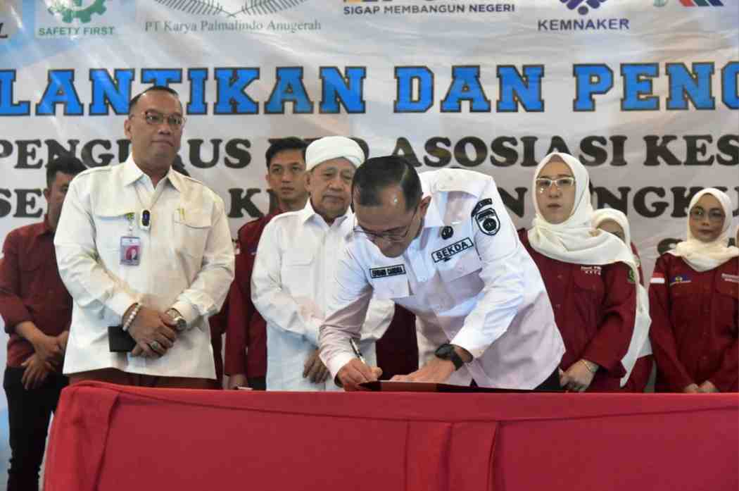 Pj Sekda Sumatera Selatan, Drs H Edward Candra menghadiri  pengukuhan DPD Asosiasi Keselamatan-Kesehatan Kerja dan Lingkungan (AK3L) Provinsi Sumsel, bertempat di Hotel Amaris Palembang, Rabu (24/7/2024). Foto: Humas Pemprov Sumsel.
