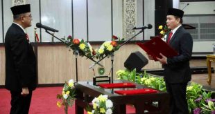 Pj Guberenur Sumsel, Elen Setiadi melantik dan mengambil sumpah Drs. H. Edward Candra, M.H sebagai Penjabat  (Pj) Sekretaris Daerah (Sekda) Provinsi Sumsel  bertempat di  Auditorium Bina Praja Pemprov Sumsel, Jumat (19/7/2024). Foto: Humas Pemprov Sumsel.