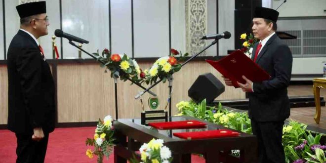 Pj Guberenur Sumsel, Elen Setiadi melantik dan mengambil sumpah Drs. H. Edward Candra, M.H sebagai Penjabat  (Pj) Sekretaris Daerah (Sekda) Provinsi Sumsel  bertempat di  Auditorium Bina Praja Pemprov Sumsel, Jumat (19/7/2024). Foto: Humas Pemprov Sumsel.