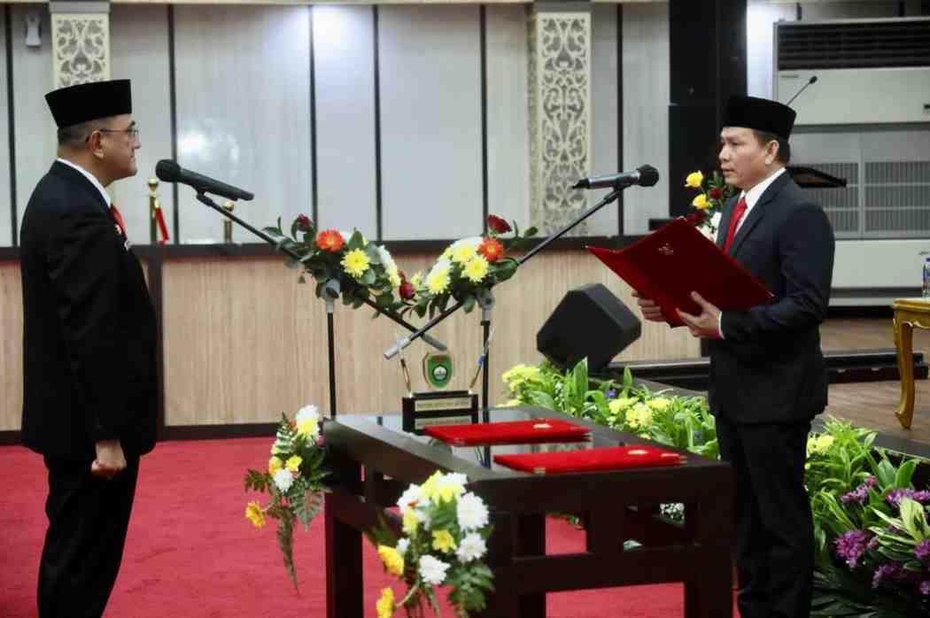 Pj Guberenur Sumsel, Elen Setiadi melantik dan mengambil sumpah Drs. H. Edward Candra, M.H sebagai Penjabat  (Pj) Sekretaris Daerah (Sekda) Provinsi Sumsel  bertempat di  Auditorium Bina Praja Pemprov Sumsel, Jumat (19/7/2024). Foto: Humas Pemprov Sumsel.