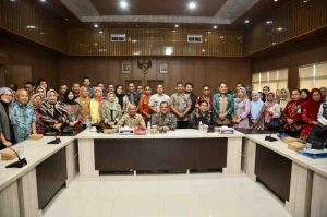 Plh Sekda Provinsi Sumatera Selatan (Sumsel) Drs H Edward Chandra, MH bersama peserta Sosialisasi Program dan Manfaat Badan Penyelenggara Jaminan Sosial (BPJS) Ketenagakerjaan, bertempat di ruang rapat Kantor Badan Perencanaan Pembangunan Daerah (Bappeda) Sumsel, Kamis (11/7/2024). Foto: Humas Pemprov Sumsel.
