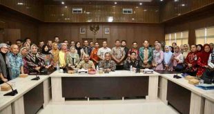 Plh Sekda Provinsi Sumatera Selatan (Sumsel) Drs H Edward Chandra, MH bersama peserta Sosialisasi Program dan Manfaat Badan Penyelenggara Jaminan Sosial (BPJS) Ketenagakerjaan, bertempat di ruang rapat Kantor Badan Perencanaan Pembangunan Daerah (Bappeda) Sumsel, Kamis (11/7/2024). Foto: Humas Pemprov Sumsel.