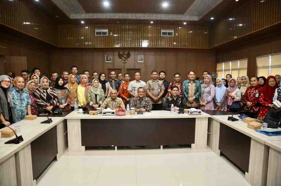 Plh Sekda Provinsi Sumatera Selatan (Sumsel) Drs H Edward Chandra, MH bersama peserta Sosialisasi Program dan Manfaat Badan Penyelenggara Jaminan Sosial (BPJS) Ketenagakerjaan, bertempat di ruang rapat Kantor Badan Perencanaan Pembangunan Daerah (Bappeda) Sumsel, Kamis (11/7/2024). Foto: Humas Pemprov Sumsel.