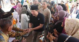 Pj Gubernur Sumsel, Eelen Setiadi mendapat sambutan hangat warga saat kunjungan kerja (Kunker) ke Desa Seribandung, Kecamatan Tanjung Batu, Kabupaten Ogan Ilir (OI), Minggu (21/7/2024). Foto: Humas Pemprov Sumsel.