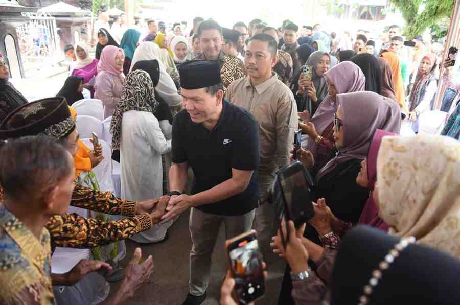 Pj Gubernur Sumsel, Eelen Setiadi mendapat sambutan hangat warga saat kunjungan kerja (Kunker) ke Desa Seribandung, Kecamatan Tanjung Batu, Kabupaten Ogan Ilir (OI), Minggu (21/7/2024). Foto: Humas Pemprov Sumsel.