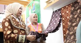 Pj Ketua TP PKK Muba Hj Triana Minarni Sandi Fahlepi meninjau Stan Muba di APKASI Otonomi Expo 2024, Rabu (10/7/2024). Foto: Kominfo Muba.