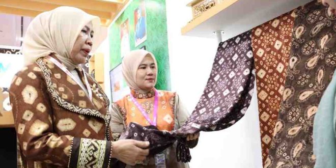Pj Ketua TP PKK Muba Hj Triana Minarni Sandi Fahlepi meninjau Stan Muba di APKASI Otonomi Expo 2024, Rabu (10/7/2024). Foto: Kominfo Muba.