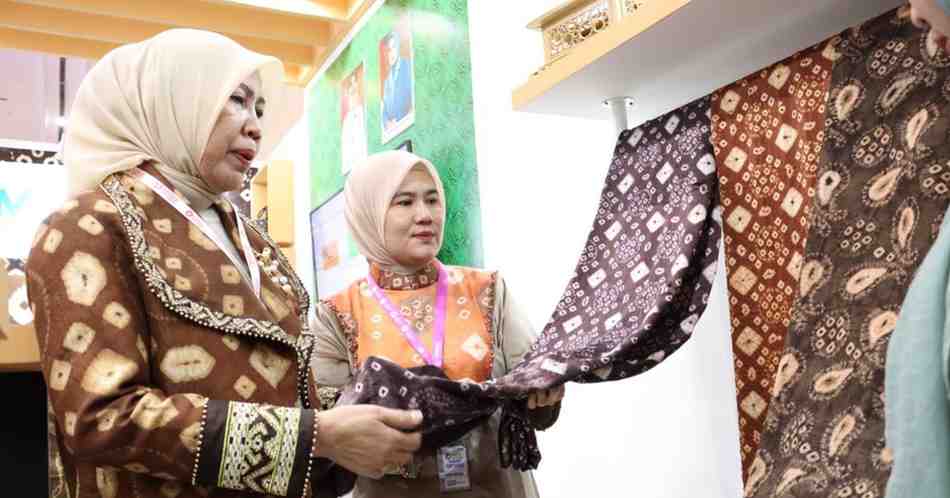 Pj Ketua TP PKK Muba Hj Triana Minarni Sandi Fahlepi meninjau Stan Muba di APKASI Otonomi Expo 2024, Rabu (10/7/2024). Foto: Kominfo Muba.