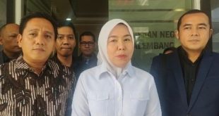 Ketua PMI Palembang, Fitrianti Agustinda memberikan keterangan kepada wartawan usai diperiksa penyidik Kejari Palembang, Selasa (23/7/2024). Foto: Sumselheadline/Ela.