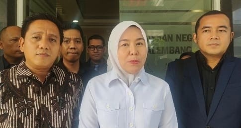 Ketua PMI Palembang, Fitrianti Agustinda memberikan keterangan kepada wartawan usai diperiksa penyidik Kejari Palembang, Selasa (23/7/2024). Foto: Sumselheadline/Ela.