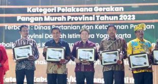 Pemprov Sumsel melalui Dinas Ketahanan Pangdan dan Peternakan menerima penghargaan pada Festival Pangan Nusantara dan Bapanas Award yang diselenggarakan Badan Pangan Nasional (Bapanas) RI bertempat di Ballroom Hotel Sultan, Jakarta, Minggu (28/7/2024). Foto: Humas Pemprov Sumsel.
