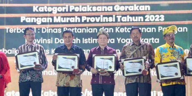 Pemprov Sumsel melalui Dinas Ketahanan Pangdan dan Peternakan menerima penghargaan pada Festival Pangan Nusantara dan Bapanas Award yang diselenggarakan Badan Pangan Nasional (Bapanas) RI bertempat di Ballroom Hotel Sultan, Jakarta, Minggu (28/7/2024). Foto: Humas Pemprov Sumsel.