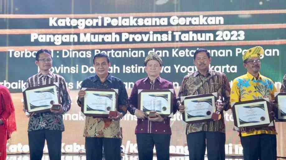 Pemprov Sumsel melalui Dinas Ketahanan Pangdan dan Peternakan menerima penghargaan pada Festival Pangan Nusantara dan Bapanas Award yang diselenggarakan Badan Pangan Nasional (Bapanas) RI bertempat di Ballroom Hotel Sultan, Jakarta, Minggu (28/7/2024). Foto: Humas Pemprov Sumsel.