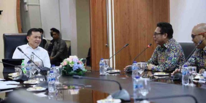 Pj Gubernur Sumsel, Eelen Setiadi saat menerima audiensi  Kepala Balai Besar Wilayah Sungai Sumatera (BBWSS) VIII, Feriyanto Pawenrusi, Rabu (3/7/2024). Foto: Humas Pemprov Sumsel.