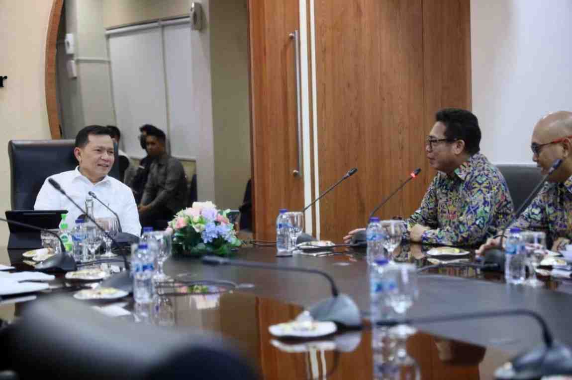 Pj Gubernur Sumsel, Eelen Setiadi saat menerima audiensi  Kepala Balai Besar Wilayah Sungai Sumatera (BBWSS) VIII, Feriyanto Pawenrusi, Rabu (3/7/2024). Foto: Humas Pemprov Sumsel.