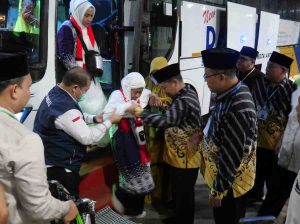 Suasana penerimaan jemaah haji kloter 12 di Asrama Haji Palembang, Minggu (7/7/2024) malam. Foto: Sumselheadline/Pitria.