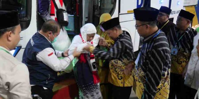 Suasana penerimaan jemaah haji kloter 12 di Asrama Haji Palembang, Minggu (7/7/2024) malam. Foto: Sumselheadline/Pitria.