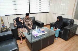 Nenek Rogaya sengaja mendatangi Sekda Muba, Apriyadi untuk berterima kasih, Jumat (12/7/2024). Foto: Kominfo Muba.