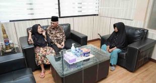 Nenek Rogaya sengaja mendatangi Sekda Muba, Apriyadi untuk berterima kasih, Jumat (12/7/2024). Foto: Kominfo Muba.