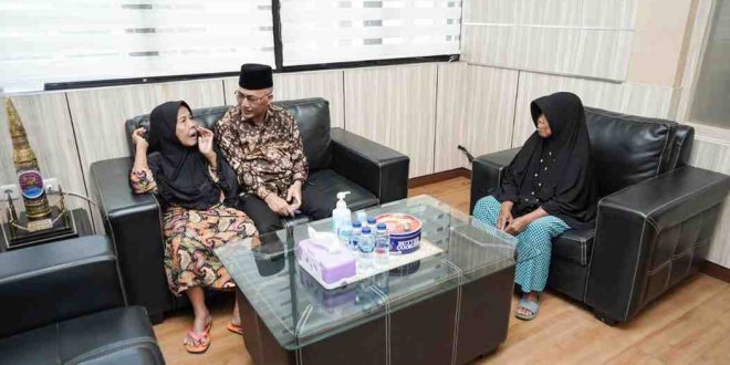 Nenek Rogaya sengaja mendatangi Sekda Muba, Apriyadi untuk berterima kasih, Jumat (12/7/2024). Foto: Kominfo Muba.
