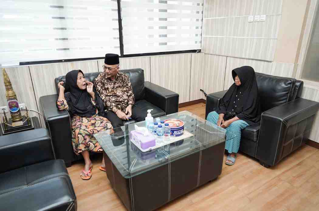 Nenek Rogaya sengaja mendatangi Sekda Muba, Apriyadi untuk berterima kasih, Jumat (12/7/2024). Foto: Kominfo Muba.