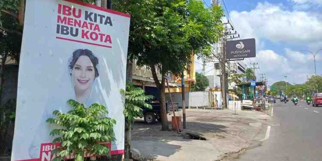 Salah satu alat peraga kampanye yang melanggar di Kota Palembang, Kamis (18/7/2024). Foto: Sumselheadline/Pitria.