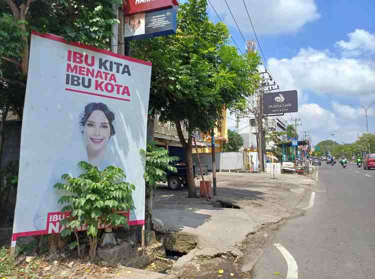 Salah satu alat peraga kampanye yang melanggar di Kota Palembang, Kamis (18/7/2024). Foto: Sumselheadline/Pitria.