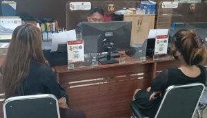 Rani menadatangi Polrestabes Palembang guna melaporkan penganiayaan pada dirinya, Selasa (2/7/2024). Foto: Sumselheadline/Ela.