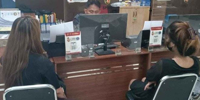 Rani menadatangi Polrestabes Palembang guna melaporkan penganiayaan pada dirinya, Selasa (2/7/2024). Foto: Sumselheadline/Ela.